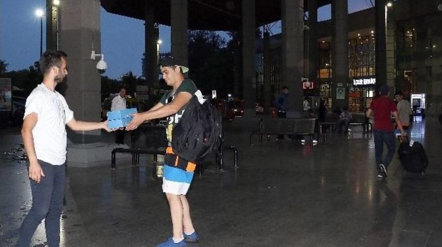 B&uuml;y&uuml;kşehir Yolcuları Otogarda İftarlık Kumanya İle Karşılıyor