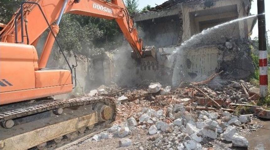 K&ouml;rfez&rsquo;de Metruk Binalar Yıkılıyor