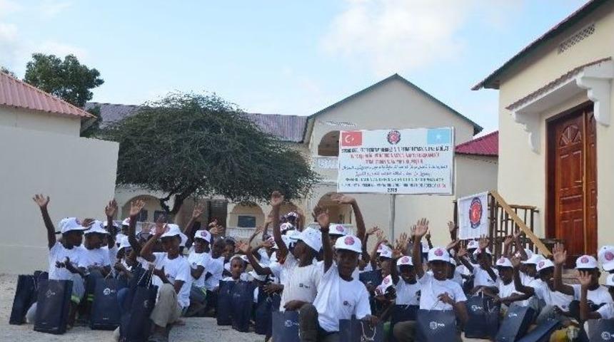 Tika, Ramazan&rsquo;da Somalili Yetimlerin Y&uuml;z&uuml;n&uuml; G&uuml;ld&uuml;rd&uuml;