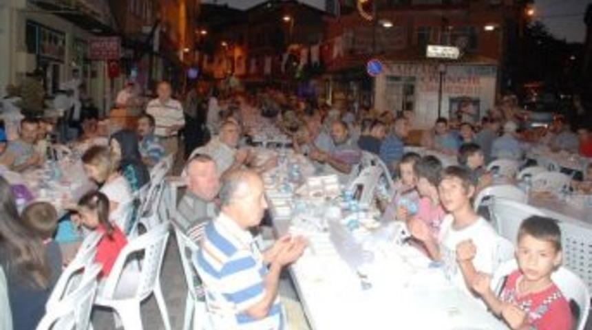 İzmit&rsquo;te İlk Toplu İftar Kuru&ccedil;eşme&rsquo;de