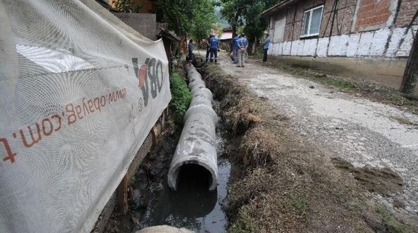Altındere Mahallesinde Alt Yapı &Ccedil;alışmaları S&uuml;r&uuml;yor