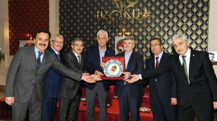 Başkan Aky&uuml;rek&rsquo;e &ldquo;spora Katkı&rdquo; &Ouml;d&uuml;l&uuml;