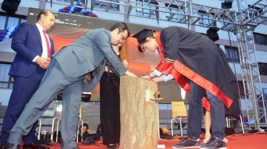 &Ouml;ğrencilerin Mezuniyet Coşkusu