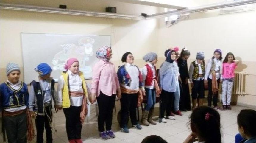 Şehitler Ortaokulu&rsquo;nda İngilizce Konuşma Şov Ve Tiyatro Oyunu