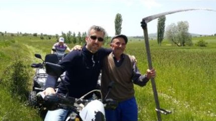 Başkan G&uuml;ler&rsquo;den Tırpan &Ccedil;eken Vatandaşla Hoş Sohbet