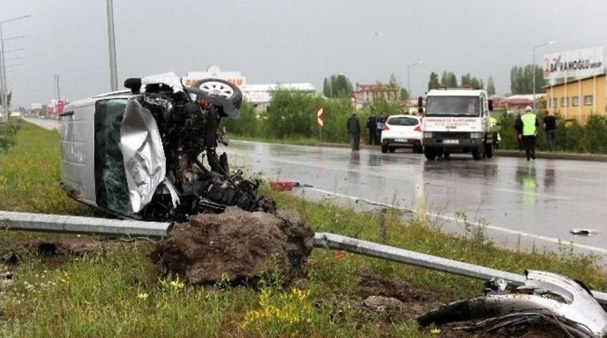 Erzurum&rsquo;da Trafik Kazası: 3 Yaralı