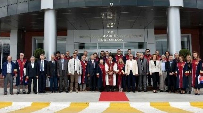 Profes&ouml;rler T&ouml;renle Belgelerini Aldı