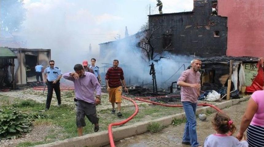 Barakada &Ccedil;ıkan Yangında 5 Ev Zarar G&ouml;rd&uuml;