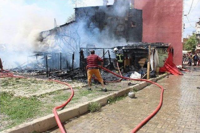 Barakada Çıkan Yangında 5 Ev Zarar Gördü 1
