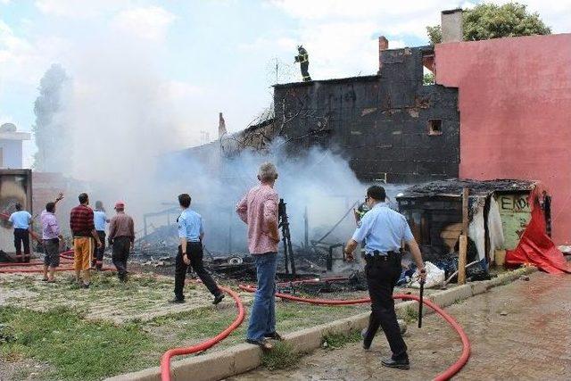 Barakada Çıkan Yangında 5 Ev Zarar Gördü 2