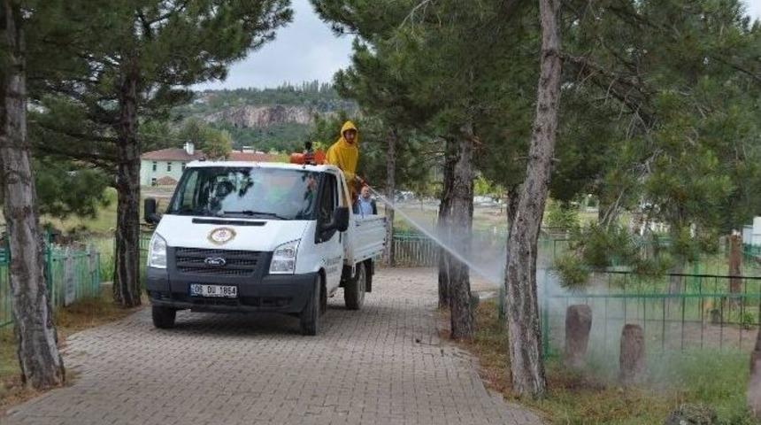 B&uuml;nyan Belediyesi Mezalıklarda Bakım Ve İla&ccedil;lama Yapıyor