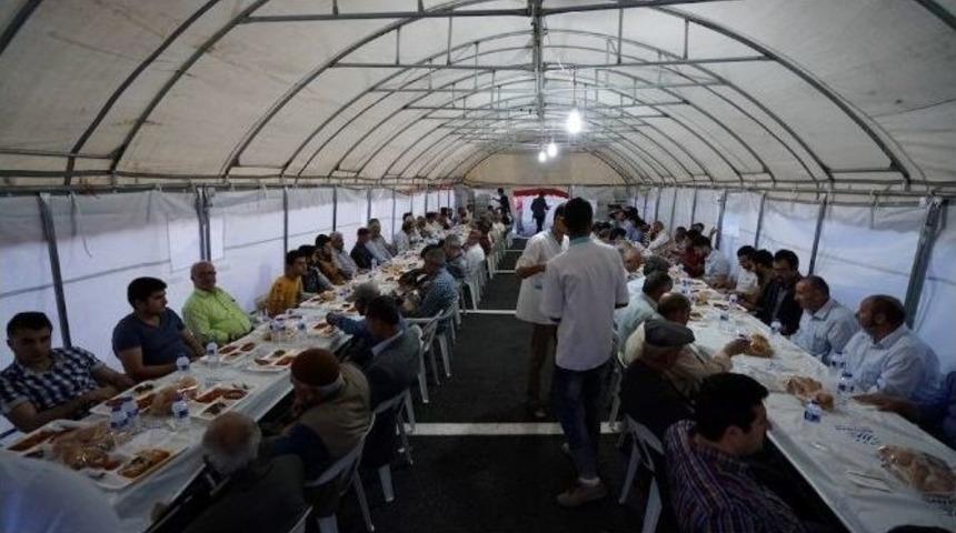 Adıyaman Belediyesi&rsquo;nden Hastane &Ouml;n&uuml;nde 350 Kişilik İftar &Ccedil;adırı