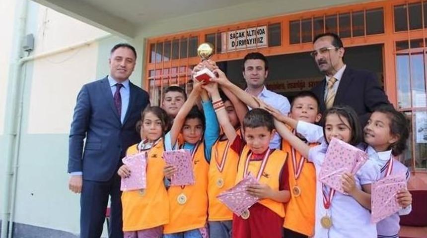 Habib G&uuml;leser &Ouml;ztaş İlkokulunda Futbol Turnuvası