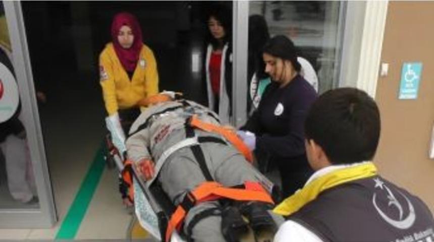 Motosiklet Çöp Konteynerine Çarptı: 1 Yaralı