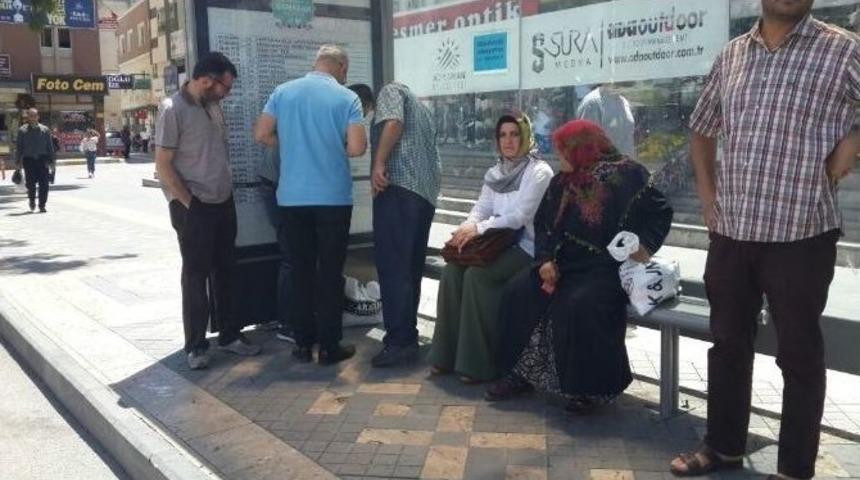 Otob&uuml;s Durağında Ş&uuml;pheli Poşet Paniği