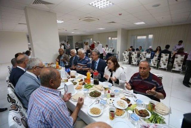 Şahin, Huzurevi Sakinleriyle İftar Yaptı