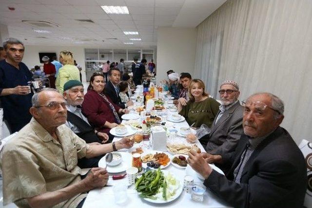 Şahin, Huzurevi Sakinleriyle İftar Yaptı