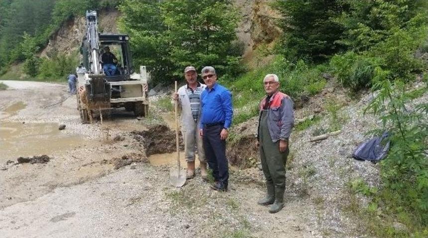 Yığılca&rsquo;da Ana Taşıyıcı Su Borusu Patladı