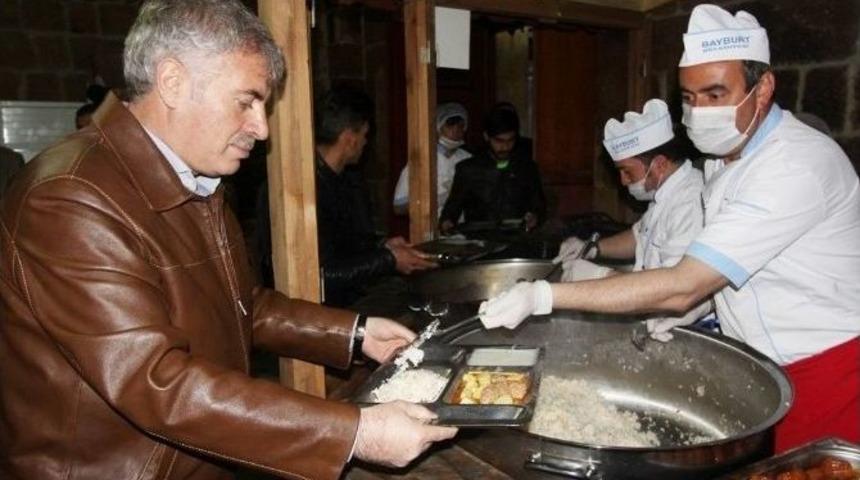 Başkan Memiş İftar &Ccedil;adırında Vatandaşlarla Birlikte Oru&ccedil; A&ccedil;tı