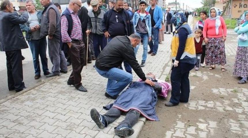 Kamyonet Midib&uuml;se &Ccedil;arptı: 5 Yaralı