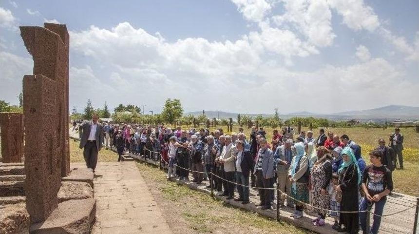 Ahıska T&uuml;rklerine Tarihi Mekanlar Gezdirildi