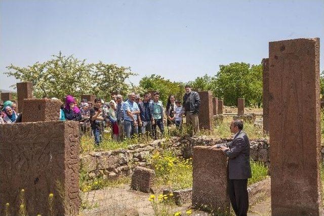 Ahıska Türklerine Tarihi Mekanlar Gezdirildi