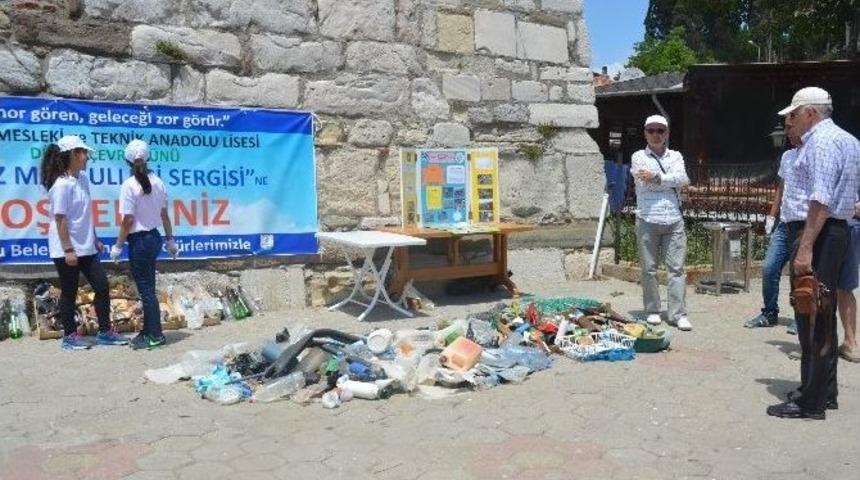 &Ouml;ğrenciler Denizden Topladıkları Atıkları Sergiledi
