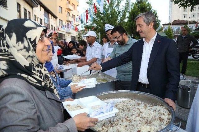 Tahmazoğlu, İftarını Vatandaşlarla Açtı