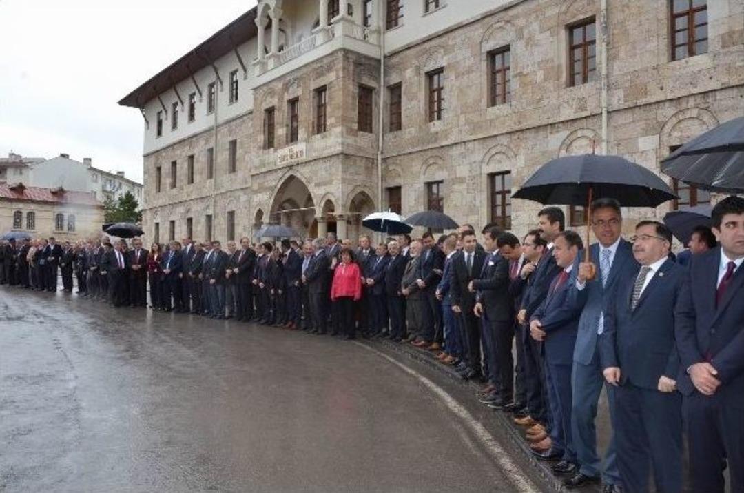 Sivas Valisi G&uuml;l, Sağanak Yağış Altında Karşılandı