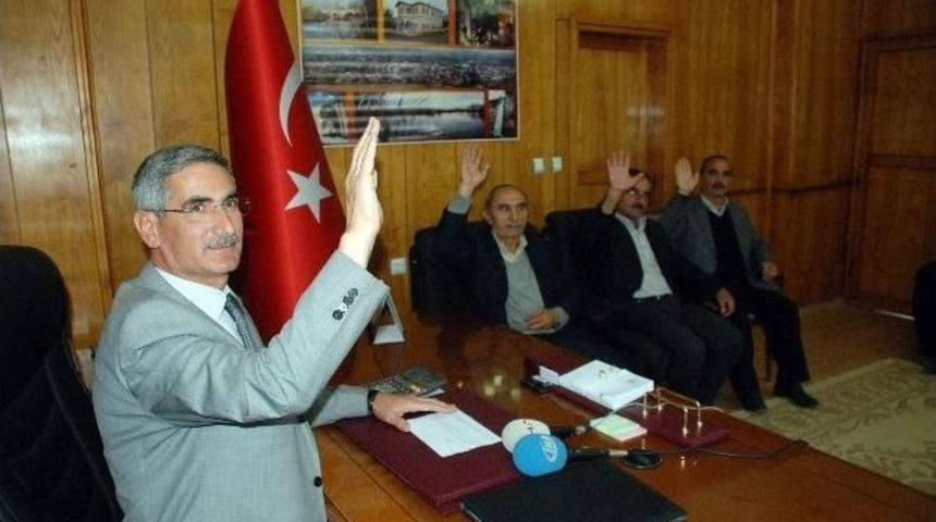 Cem &Ouml;zdemir, Meclis Kararı İle Hemşehrilikten İhra&ccedil; Edildi