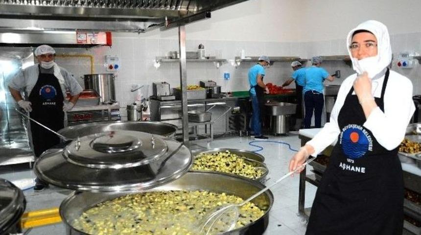 Mersin&rsquo;de İftar Yemekleri Belediye Aşhanesinden