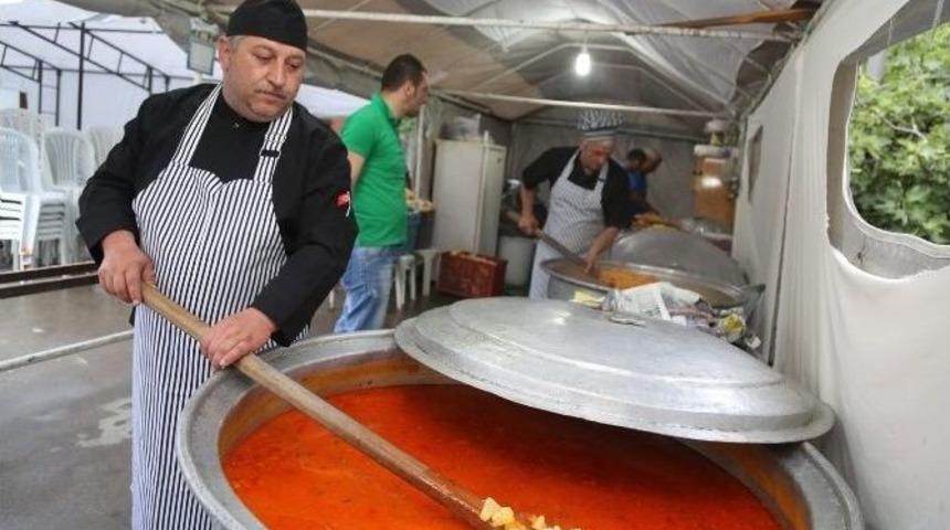 Sapanca Belediyesi İftar &Ccedil;adırı Hizmet Vermeye Devam Ediyor