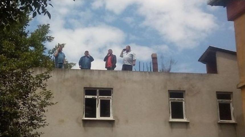 Telefon G&ouml;r&uuml;şmesi İ&ccedil;in &Ccedil;atıya &Ccedil;ıkıyorlar