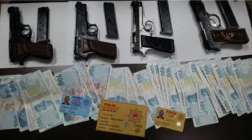 Otomobilde Ruhsatsız Silah Ve Sahte Polis Kimliği Ele Ge&ccedil;irildi
