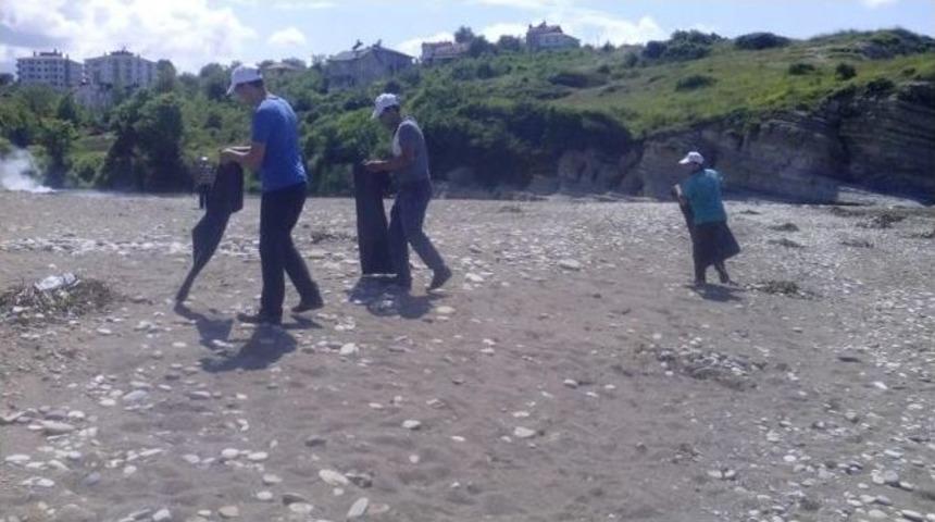 Ak&ccedil;akoca Belediyesi Plajları Temizliyor