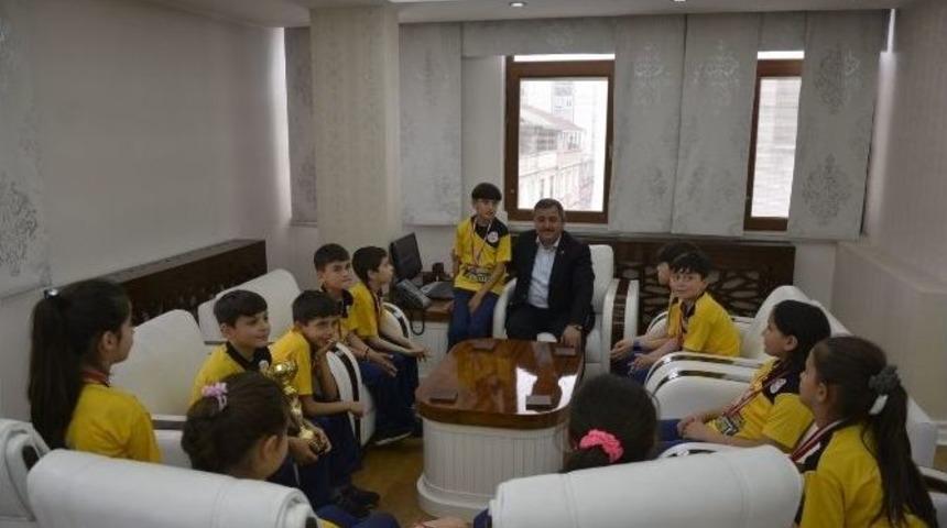 Başkan Anlayan Şampiyon &Ccedil;ocukları Ağırladı