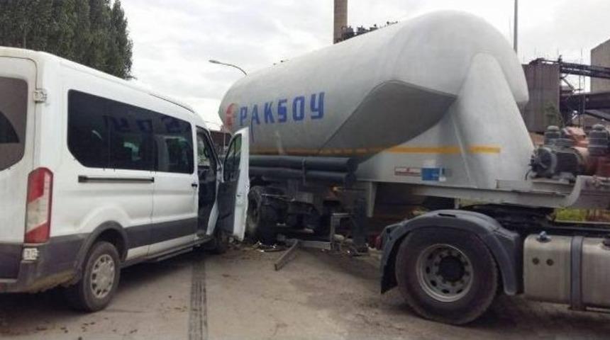 Minib&uuml;sle Tır &Ccedil;arpıştı: 9 Yaralı