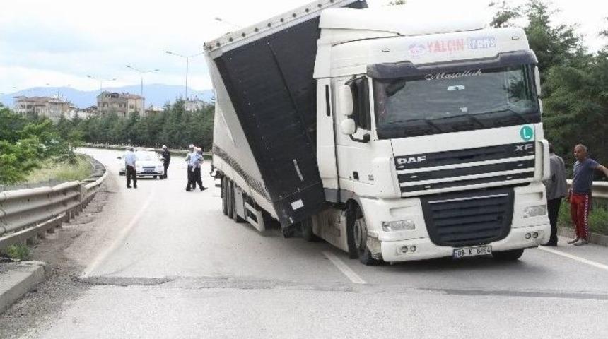 Tır&rsquo;ın Dorsesi &Ccedil;ıktı, Kaza Ucuz Atlatıldı