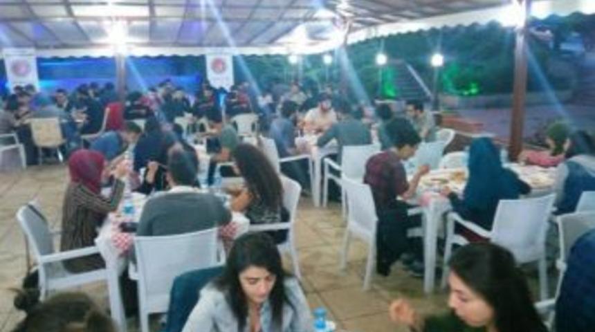 Dernek Y&ouml;neticilerinden &Ouml;ğrencilere İftar