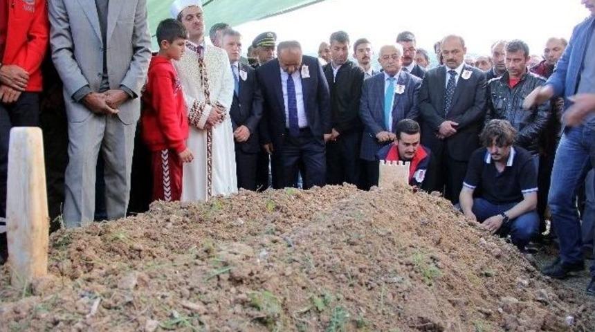 Şehit Eşini Sevdiği Yastığıyla Son Yolculuğuna Uğurladı