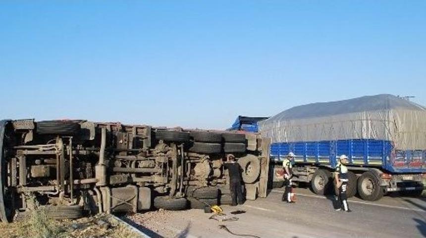 Kiremit Y&uuml;kl&uuml; Kamyon Devrildi: 1 Yaralı