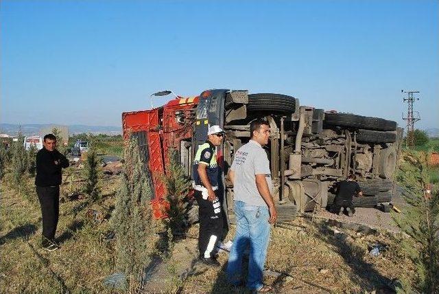 Kiremit Yüklü Kamyon Devrildi: 1 Yaralı