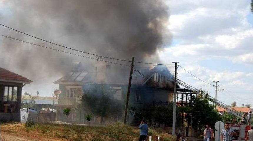 Eşme&rsquo;de Ev Yangını