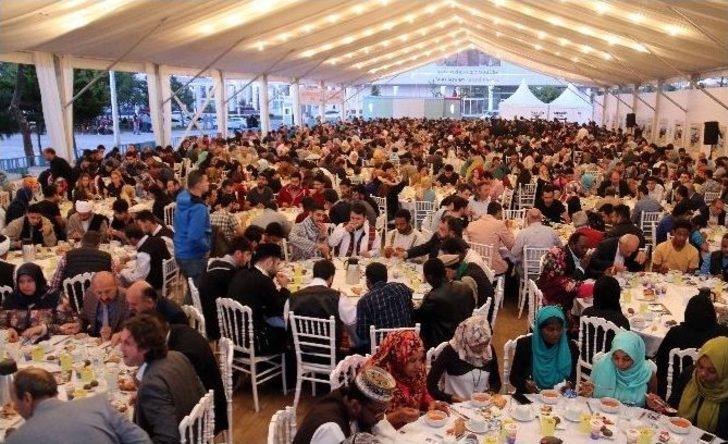 Sudanlı Müslümanlar Sultangazi İftar Çadırında Yöresel Yemekleriyle İftar Yaptı G1