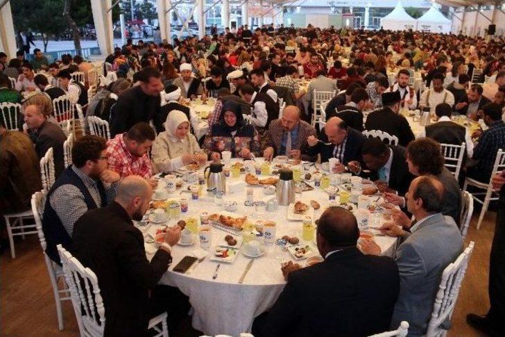 Sudanlı Müslümanlar Sultangazi İftar Çadırında Yöresel Yemekleriyle İftar Yaptı G3