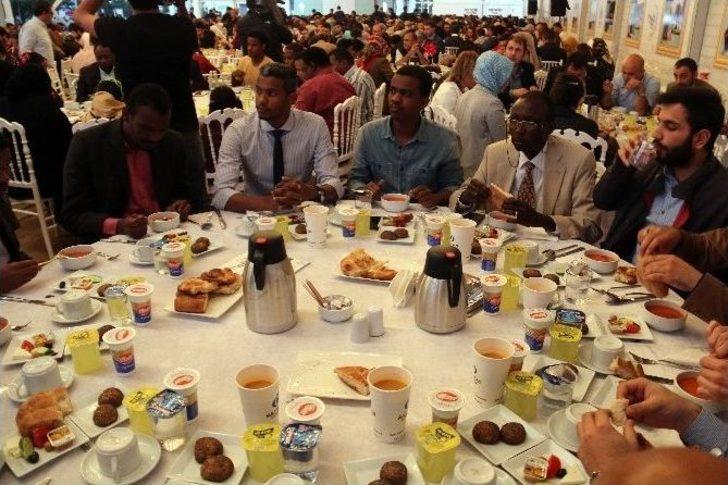Sudanlı Müslümanlar Sultangazi İftar Çadırında Yöresel Yemekleriyle İftar Yaptı G5