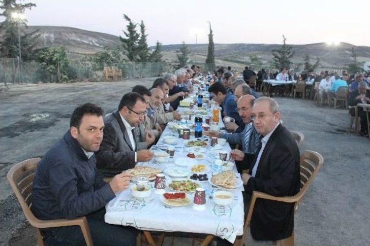 Belediye Başkanı Kara, İftar Yemeği Verdi G3