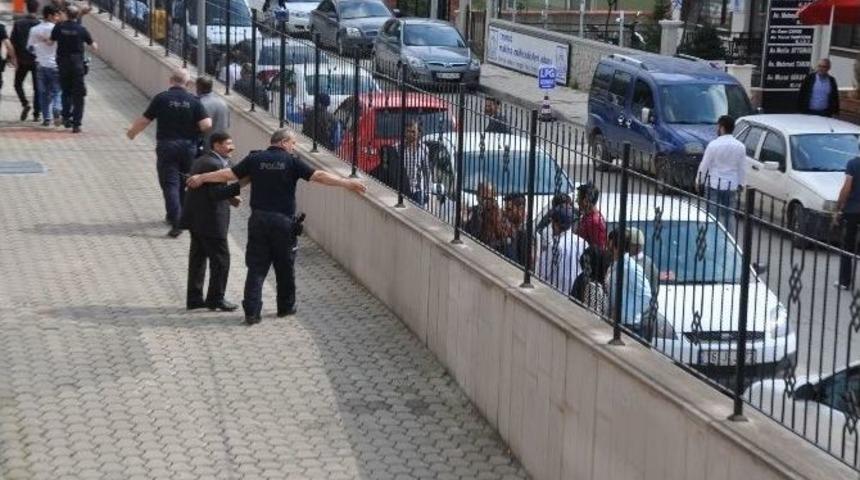 Mahkeme Çıkışı Birbirine Girdiler