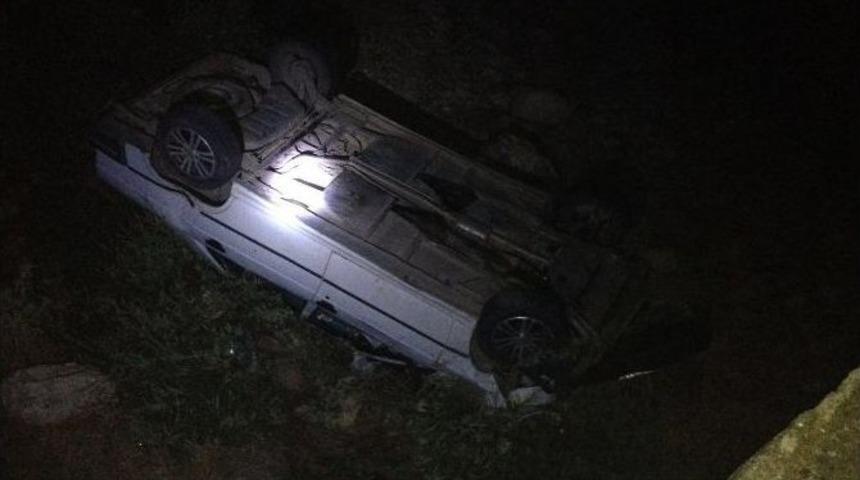 Yoldan Çıkan Otomobil Dereye Uçtu: 3 Yaralı