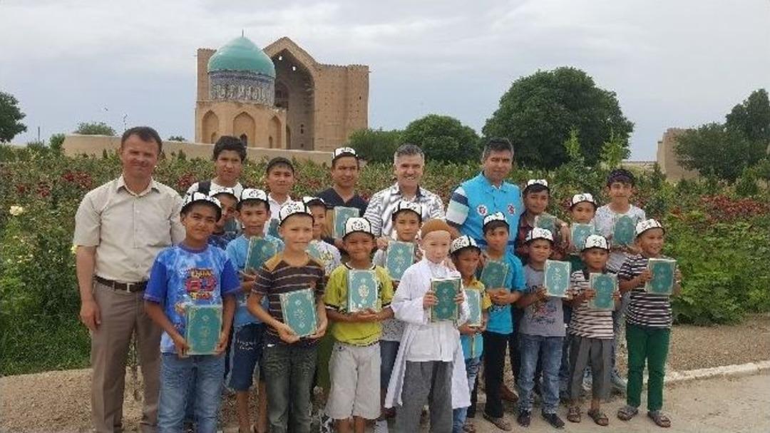 Hoca Ahmet Yesevi&rsquo;nin Torunlarına Tdv&rsquo;den Kazak&ccedil;a Mealli Kuran&rsquo;ı Kerim